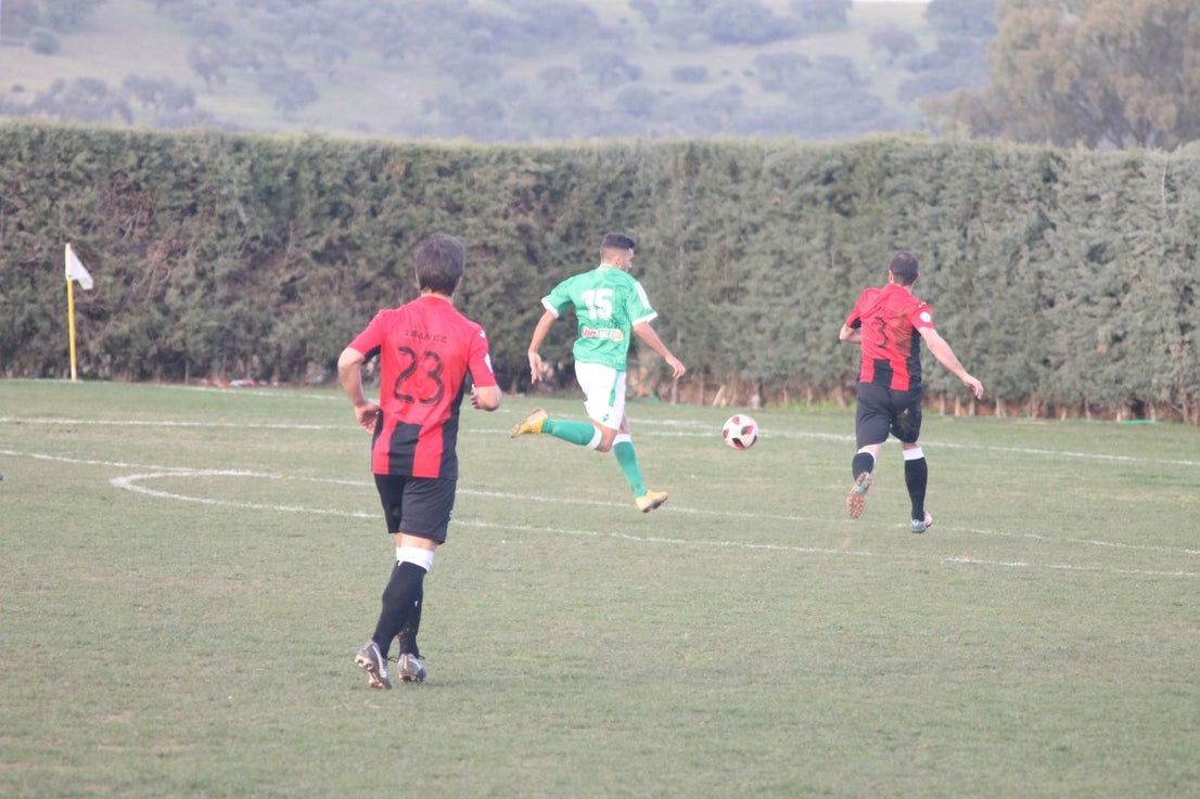 Imágenes del encuentro de la vigesimoquinta jornada de liga de Tercera División, disputado en el Municipal de San Roque, y que finalizó por 2-1 (17-02-2019)