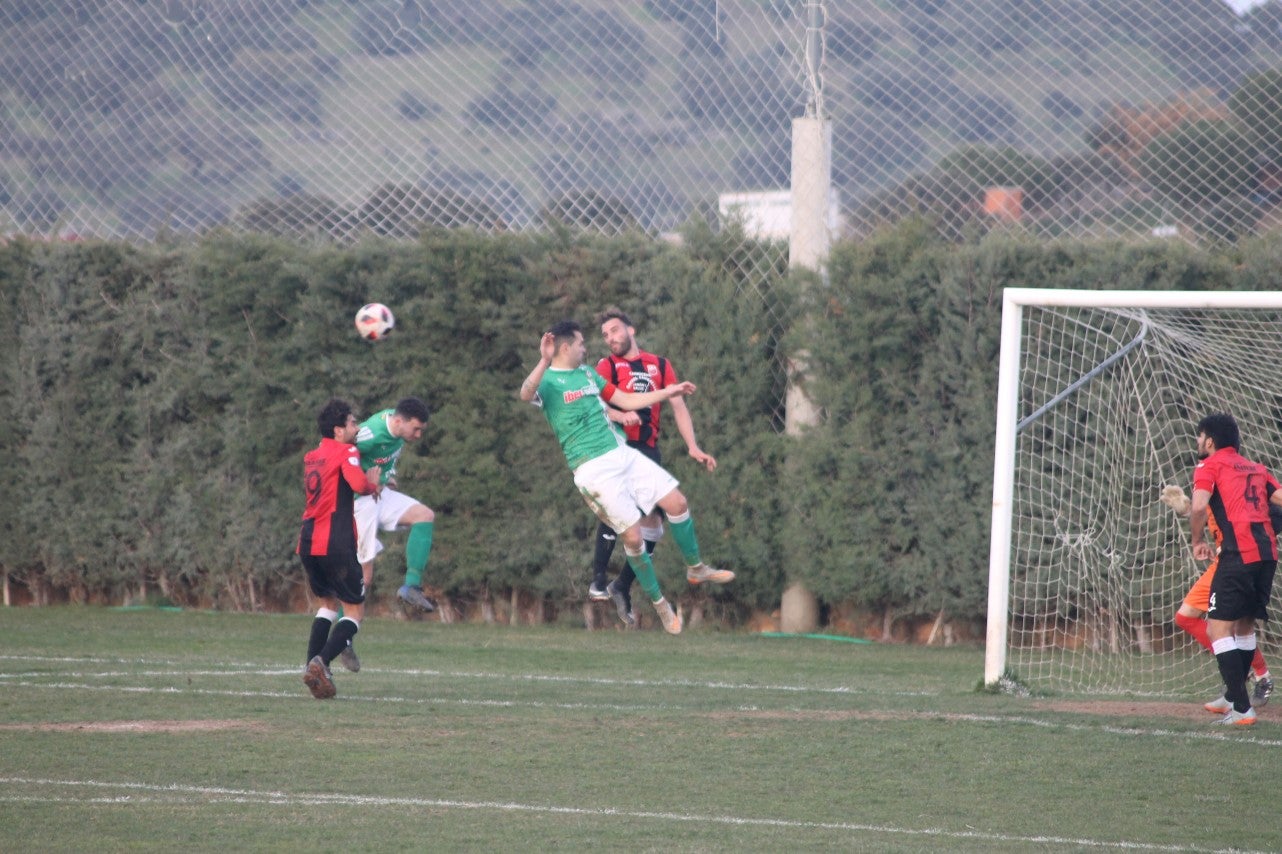 Imágenes del encuentro de la vigesimoquinta jornada de liga de Tercera División, disputado en el Municipal de San Roque, y que finalizó por 2-1 (17-02-2019)