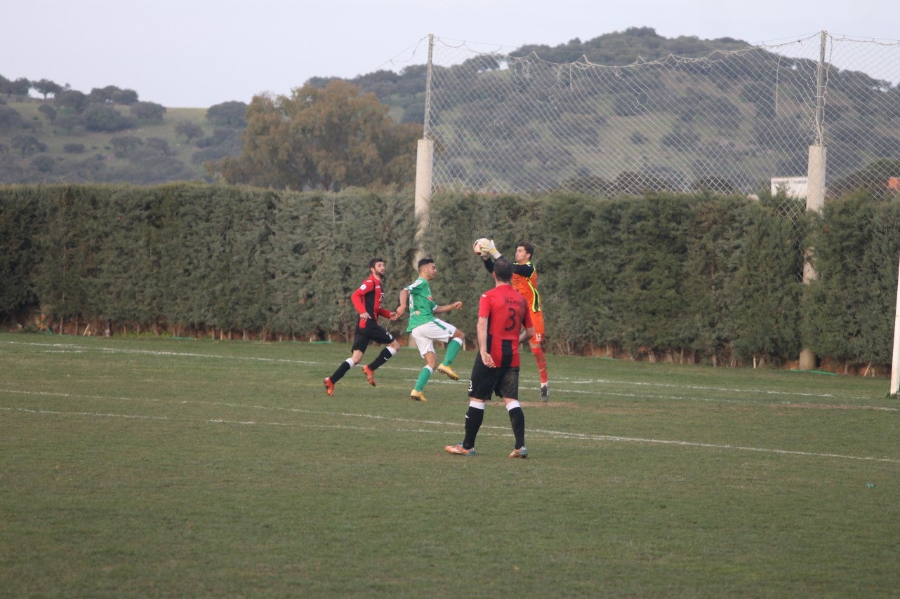 Imágenes del encuentro de la vigesimoquinta jornada de liga de Tercera División, disputado en el Municipal de San Roque, y que finalizó por 2-1 (17-02-2019)