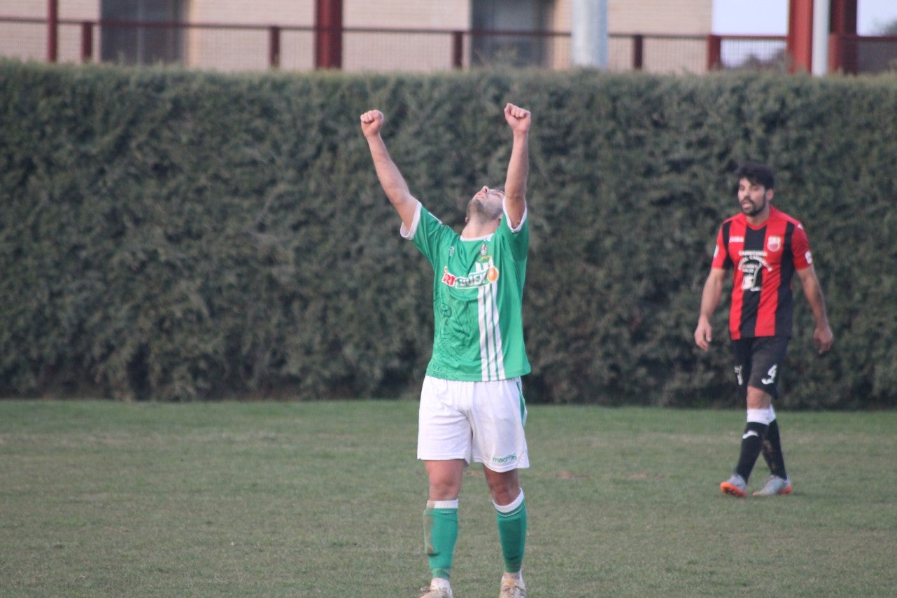 Imágenes del encuentro de la vigesimoquinta jornada de liga de Tercera División, disputado en el Municipal de San Roque, y que finalizó por 2-1 (17-02-2019)