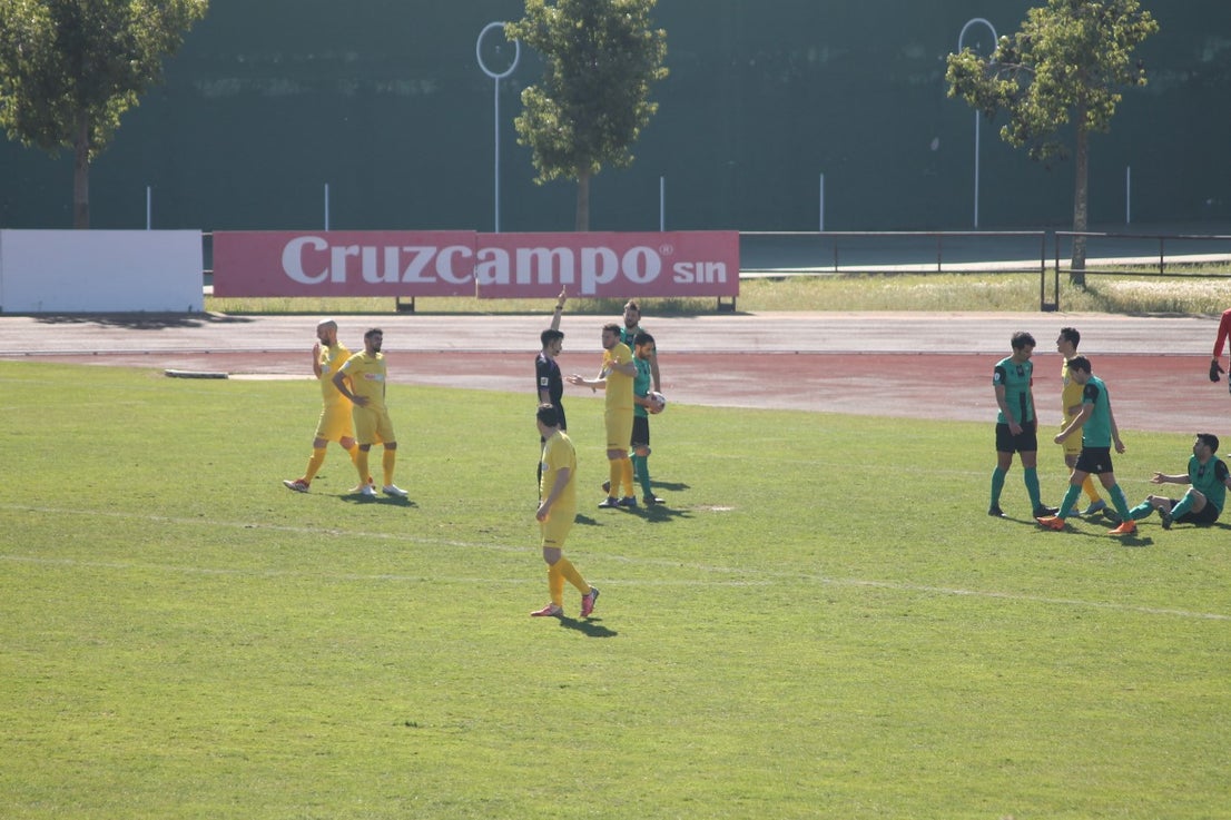 Imágenes del encuentro de la vigesimosexta joranda de liga de Tercera División, disputado en Jerez de los Caballeros y que acabó (24-22-2019)