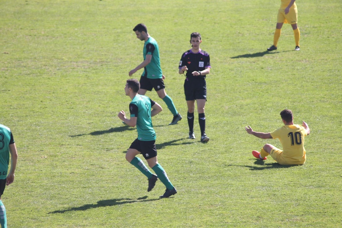 Imágenes del encuentro de la vigesimosexta joranda de liga de Tercera División, disputado en Jerez de los Caballeros y que acabó (24-22-2019)