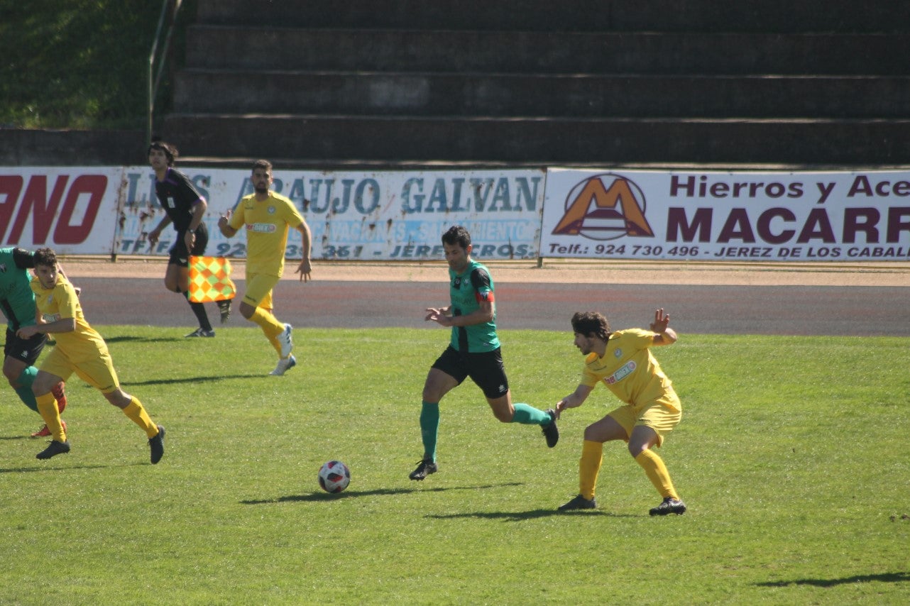 Imágenes del encuentro de la vigesimosexta joranda de liga de Tercera División, disputado en Jerez de los Caballeros y que acabó (24-22-2019)