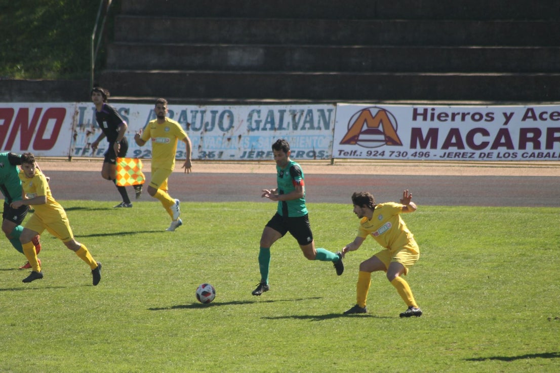 Imágenes del encuentro de la vigesimosexta joranda de liga de Tercera División, disputado en Jerez de los Caballeros y que acabó (24-22-2019)