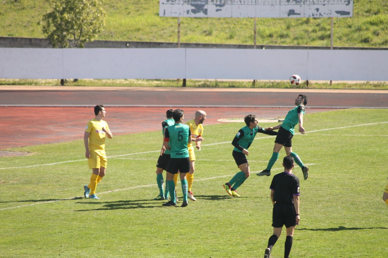 Imágenes del encuentro de la vigesimosexta joranda de liga de Tercera División, disputado en Jerez de los Caballeros y que acabó (24-22-2019)