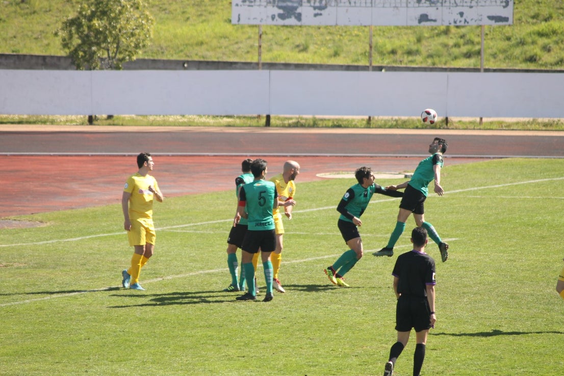 Imágenes del encuentro de la vigesimosexta joranda de liga de Tercera División, disputado en Jerez de los Caballeros y que acabó (24-22-2019)