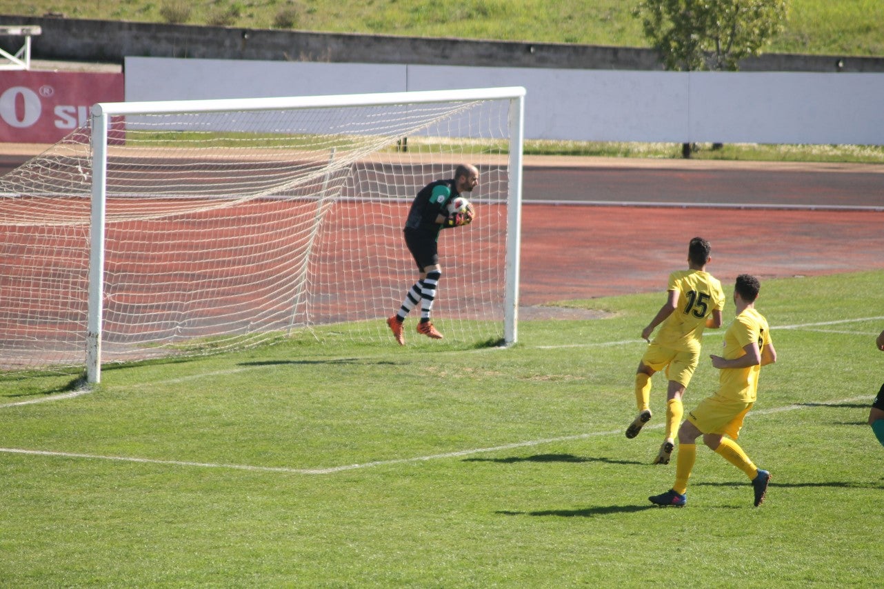 Imágenes del encuentro de la vigesimosexta joranda de liga de Tercera División, disputado en Jerez de los Caballeros y que acabó (24-22-2019)