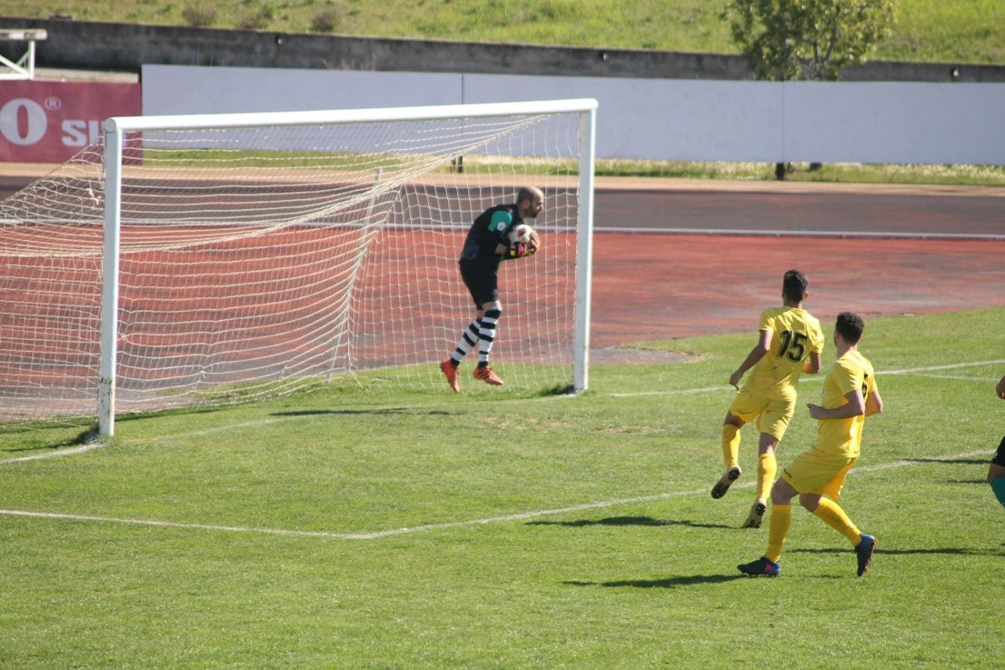 Imágenes del encuentro de la vigesimosexta joranda de liga de Tercera División, disputado en Jerez de los Caballeros y que acabó (24-22-2019)