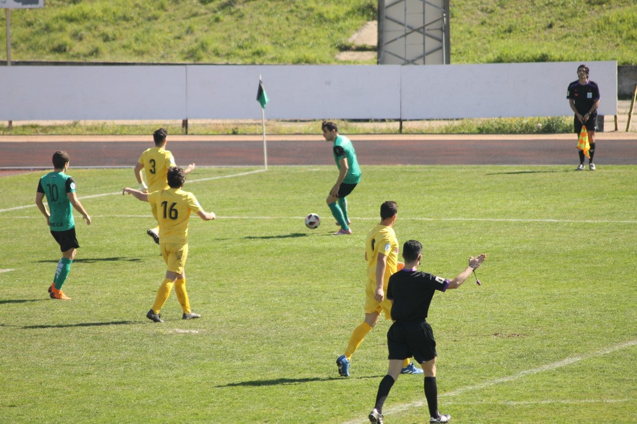 Imágenes del encuentro de la vigesimosexta joranda de liga de Tercera División, disputado en Jerez de los Caballeros y que acabó (24-22-2019)