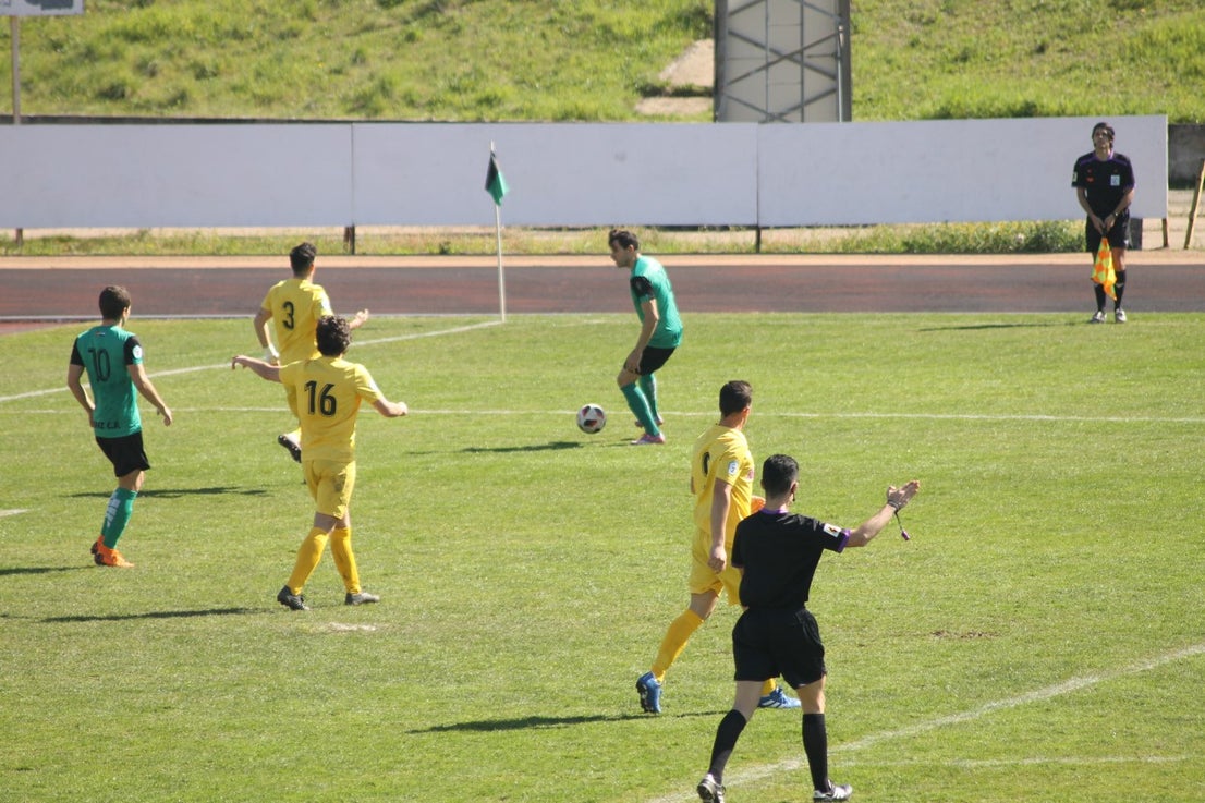 Imágenes del encuentro de la vigesimosexta joranda de liga de Tercera División, disputado en Jerez de los Caballeros y que acabó (24-22-2019)