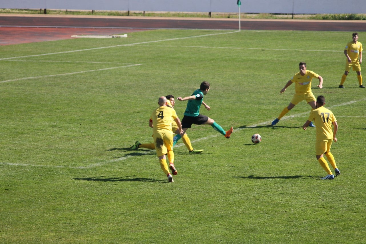 Imágenes del encuentro de la vigesimosexta joranda de liga de Tercera División, disputado en Jerez de los Caballeros y que acabó (24-22-2019)