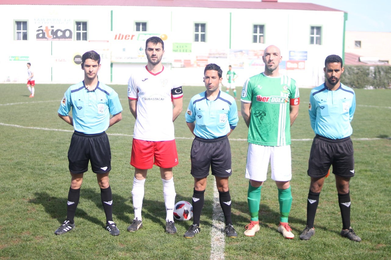 Imágenes del encuentro correspondiente a la vigesimoséptima jornada de liga de Tercera División disputado en el Municipal de San Roque, que acabó 3-2 (03-03-2019)