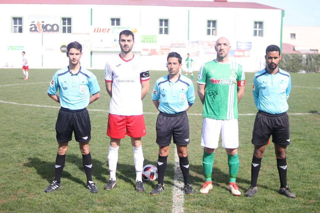 Imágenes del encuentro correspondiente a la vigesimoséptima jornada de liga de Tercera División disputado en el Municipal de San Roque, que acabó 3-2 (03-03-2019)