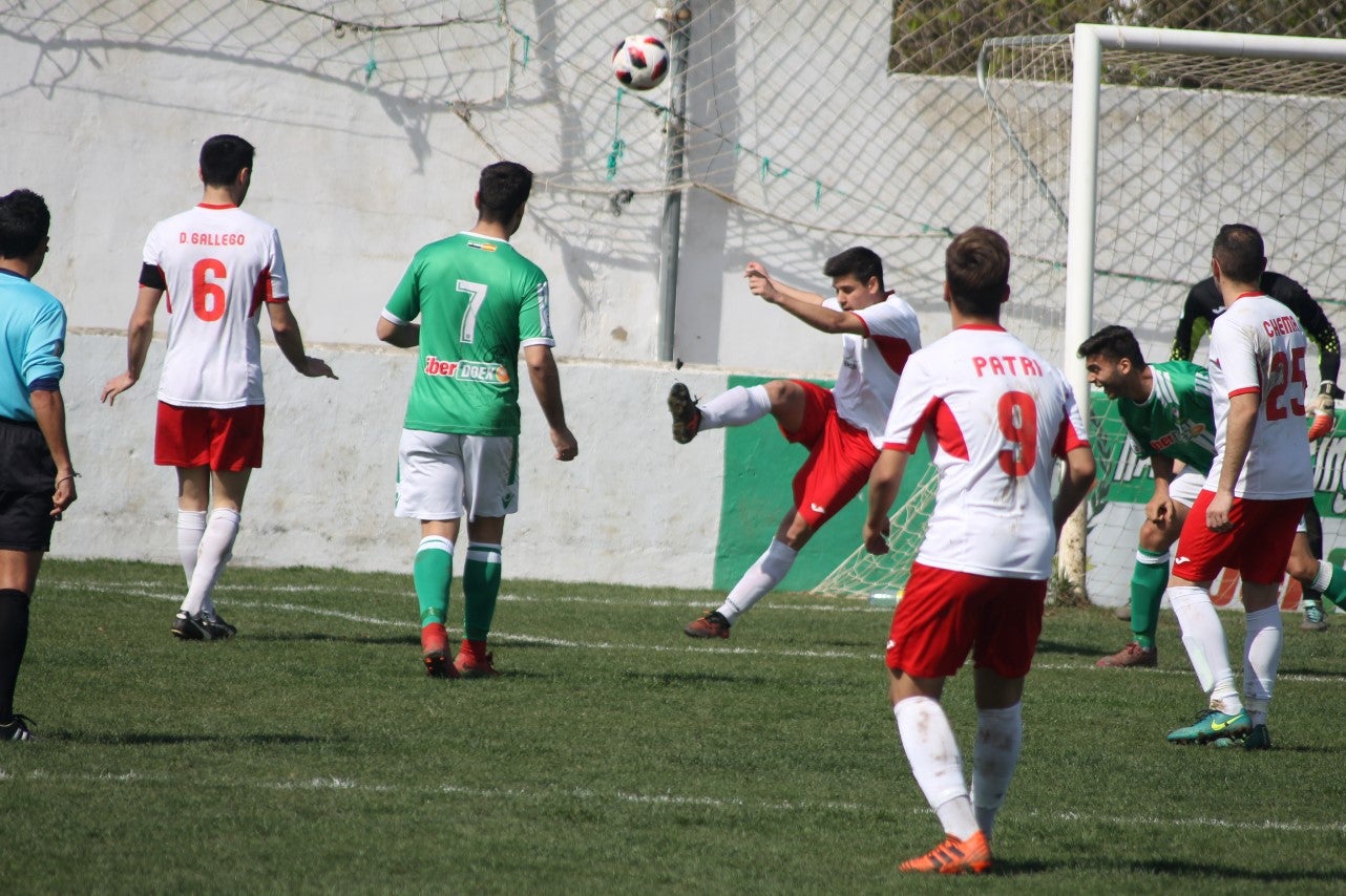 Imágenes del encuentro correspondiente a la vigesimoséptima jornada de liga de Tercera División disputado en el Municipal de San Roque, que acabó 3-2 (03-03-2019)