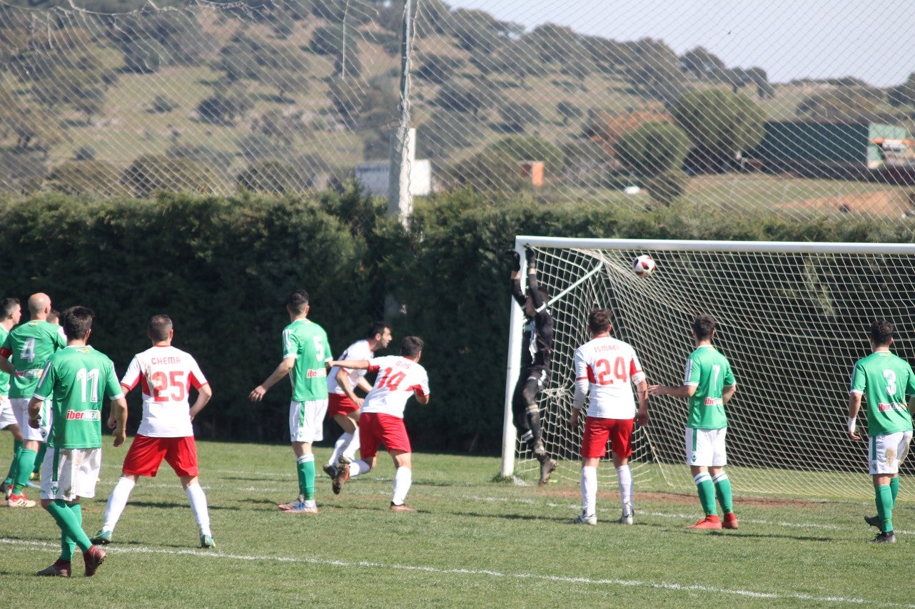 Imágenes del encuentro correspondiente a la vigesimoséptima jornada de liga de Tercera División disputado en el Municipal de San Roque, que acabó 3-2 (03-03-2019)