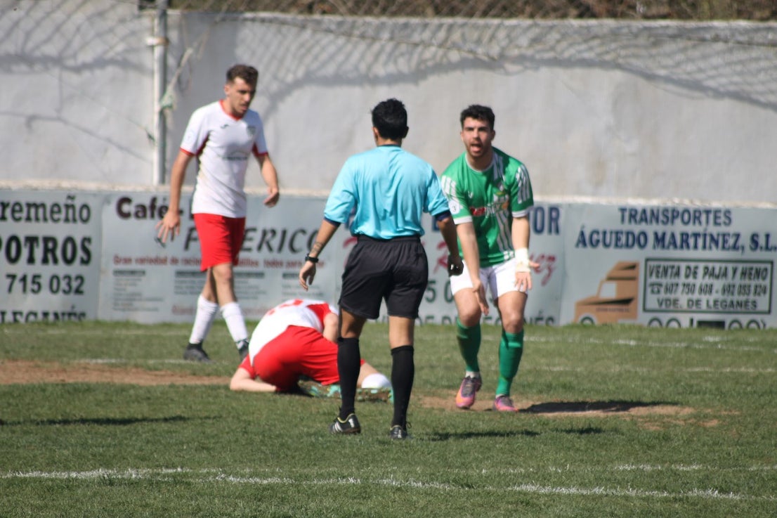 Imágenes del encuentro correspondiente a la vigesimoséptima jornada de liga de Tercera División disputado en el Municipal de San Roque, que acabó 3-2 (03-03-2019)