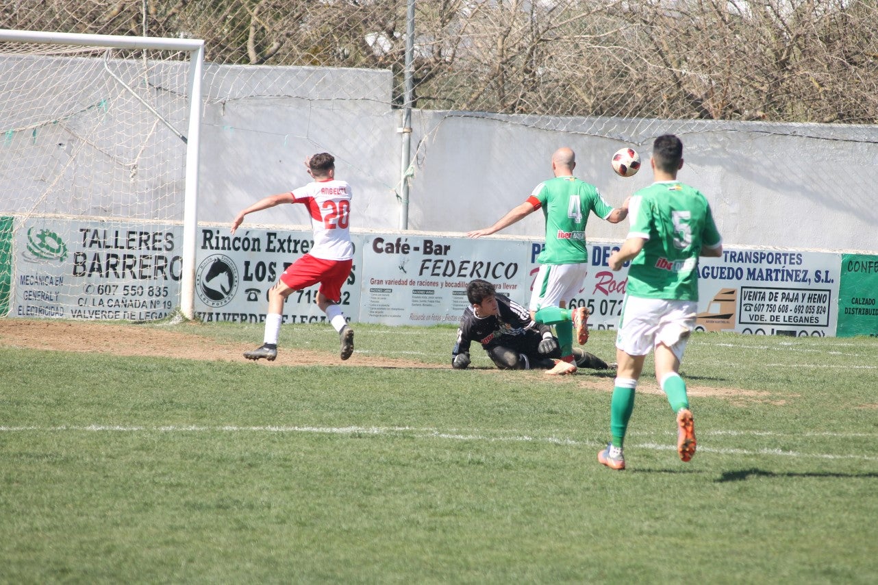 Imágenes del encuentro correspondiente a la vigesimoséptima jornada de liga de Tercera División disputado en el Municipal de San Roque, que acabó 3-2 (03-03-2019)