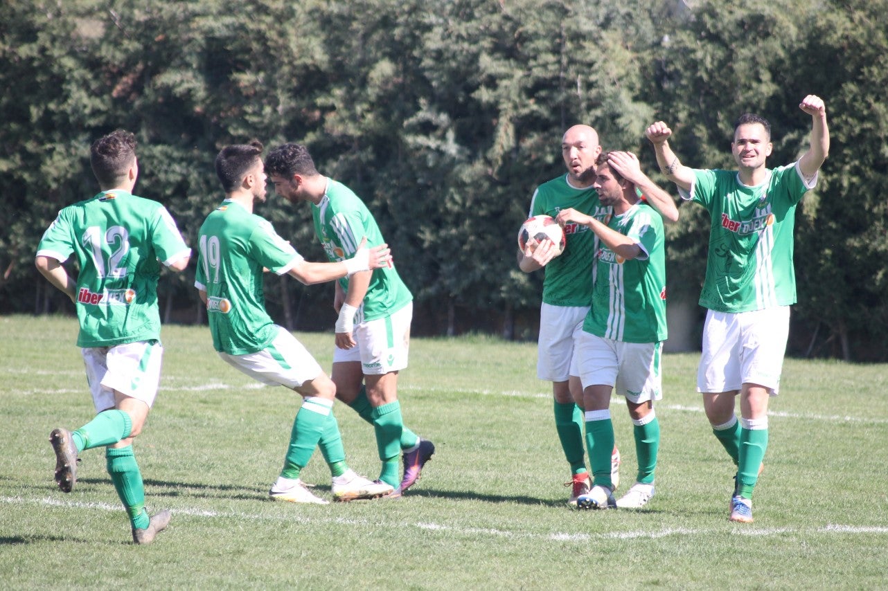 Imágenes del encuentro correspondiente a la vigesimoséptima jornada de liga de Tercera División disputado en el Municipal de San Roque, que acabó 3-2 (03-03-2019)