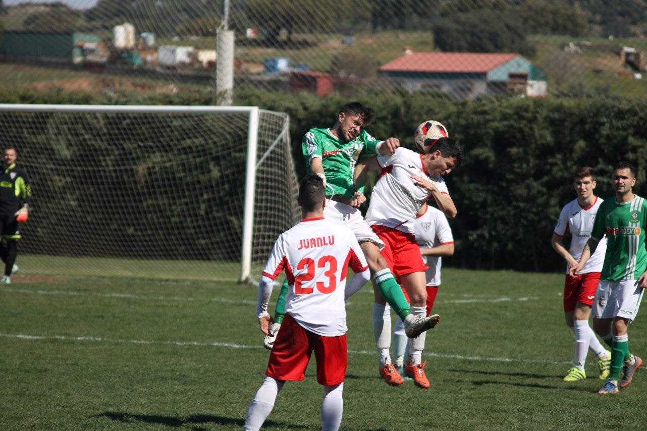Imágenes del encuentro correspondiente a la vigesimoséptima jornada de liga de Tercera División disputado en el Municipal de San Roque, que acabó 3-2 (03-03-2019)