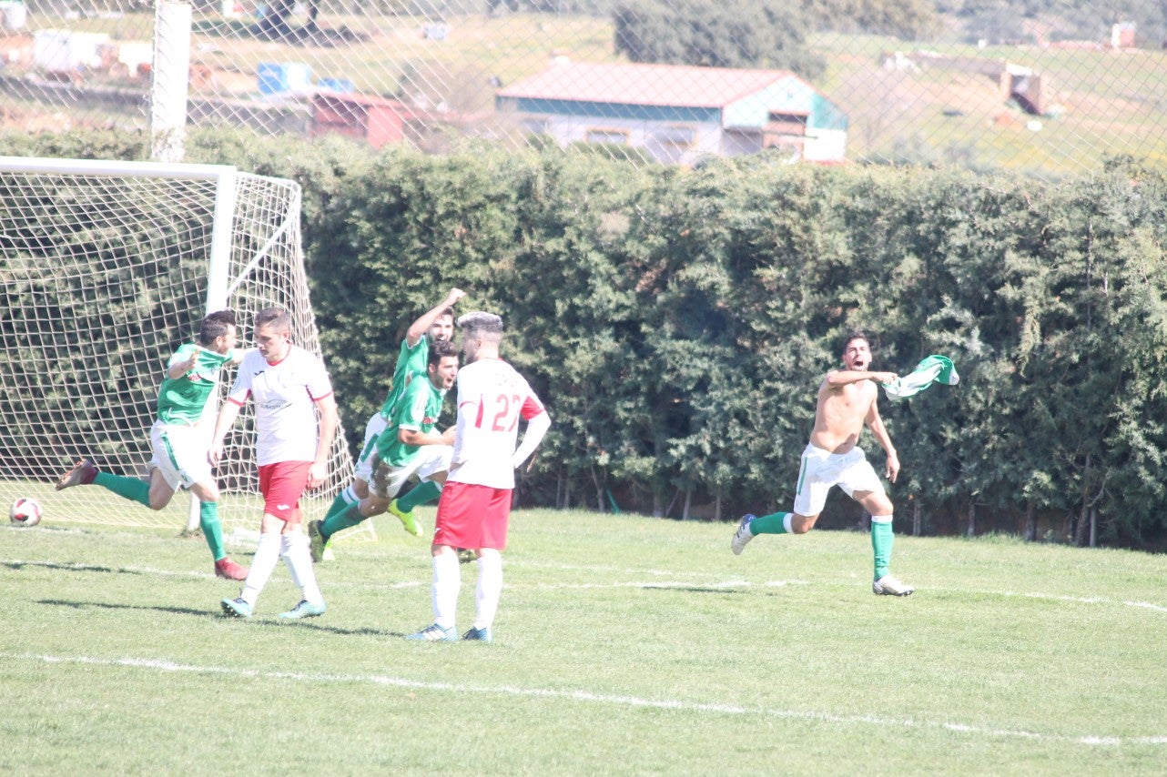 Imágenes del encuentro correspondiente a la vigesimoséptima jornada de liga de Tercera División disputado en el Municipal de San Roque, que acabó 3-2 (03-03-2019)