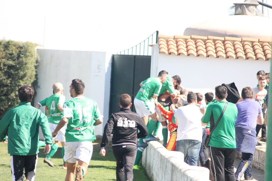 Imágenes del encuentro correspondiente a la vigesimoséptima jornada de liga de Tercera División disputado en el Municipal de San Roque, que acabó 3-2 (03-03-2019)