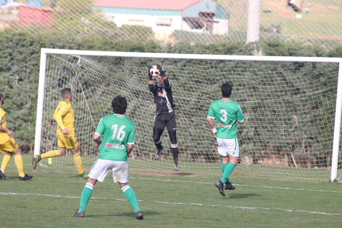 Imágenes del encuentro de la vigesimonovena jornada de liga de Tercera División disputado en el Municipal de San Roque y que finalizó con empate a cero (17-03-2019I