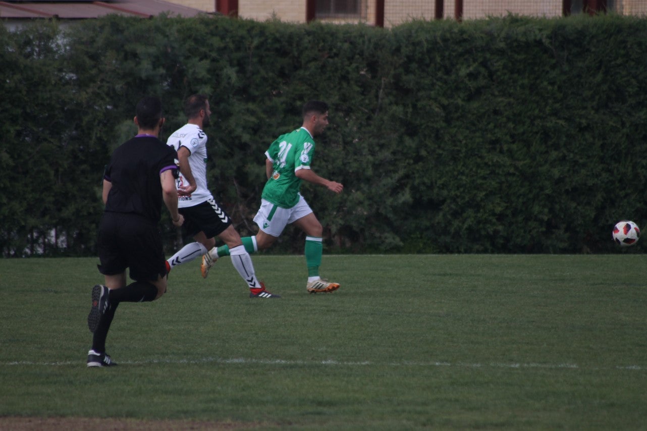 Imágenes del encuentro de la trigesimoprimera jornada de Tercera División disputado en el Municipal de San roque y que acabó con 1-2 (31-03-2019)