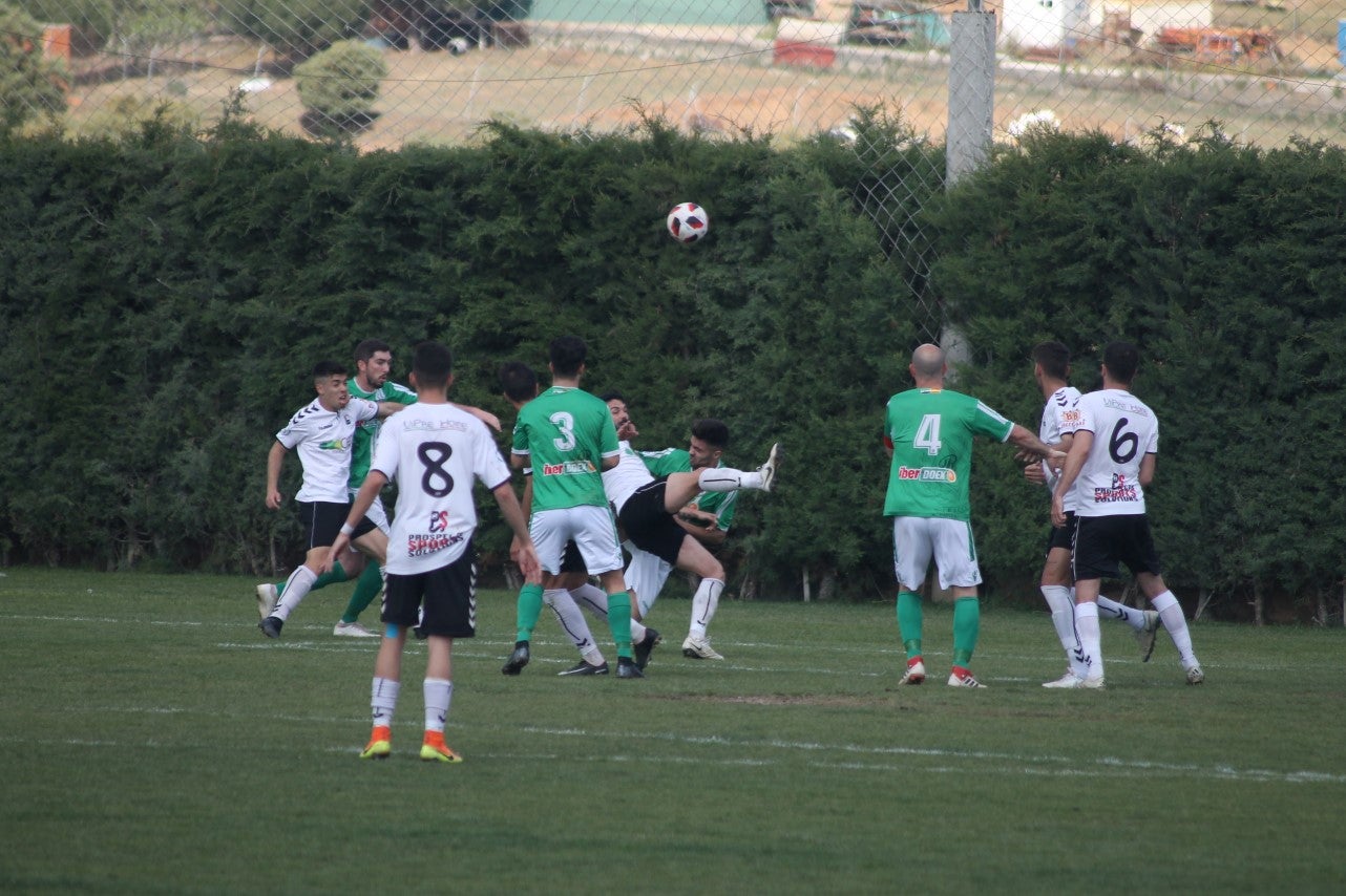 Imágenes del encuentro de la trigesimoprimera jornada de Tercera División disputado en el Municipal de San roque y que acabó con 1-2 (31-03-2019)