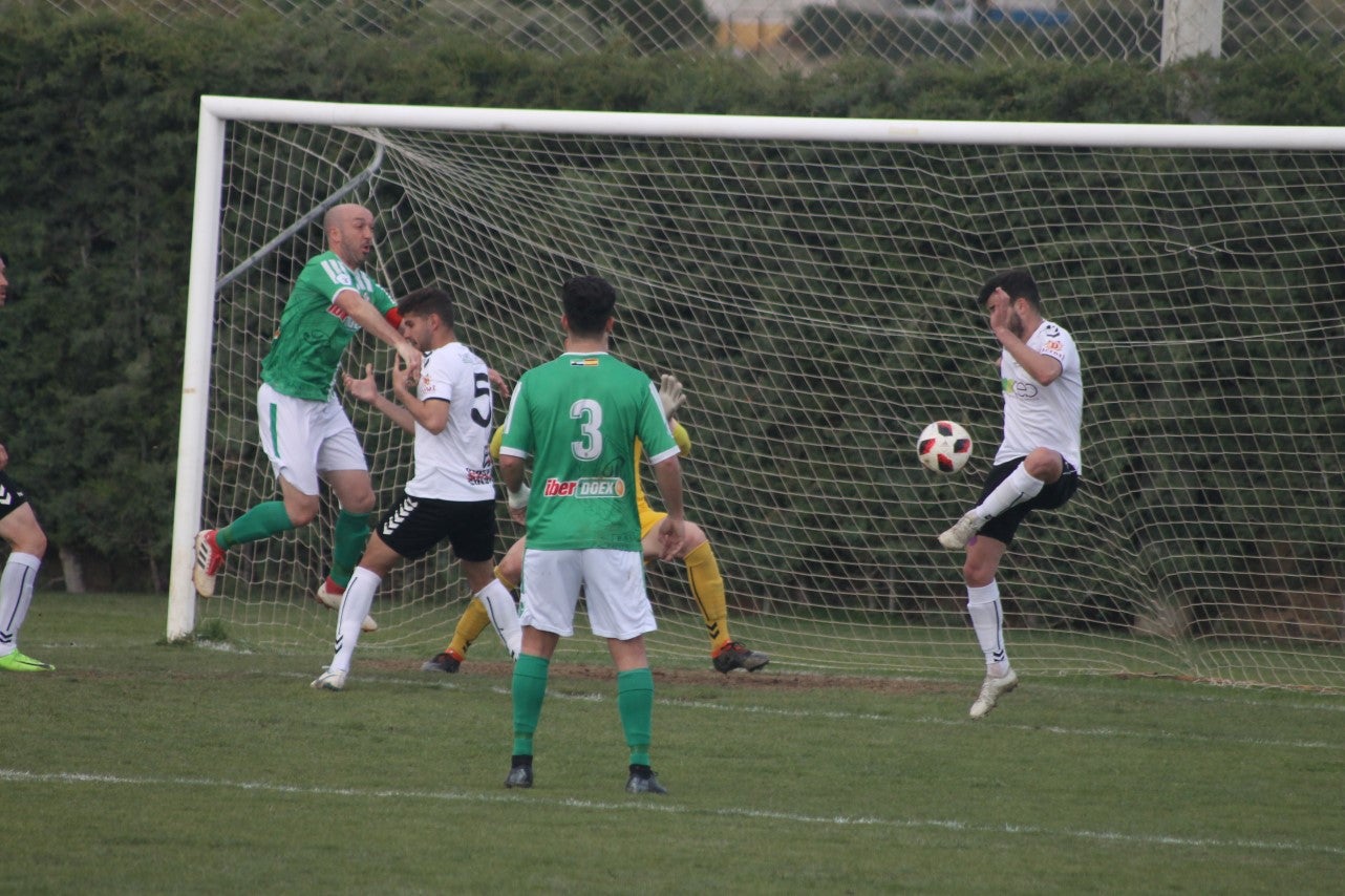 Imágenes del encuentro de la trigesimoprimera jornada de Tercera División disputado en el Municipal de San roque y que acabó con 1-2 (31-03-2019)