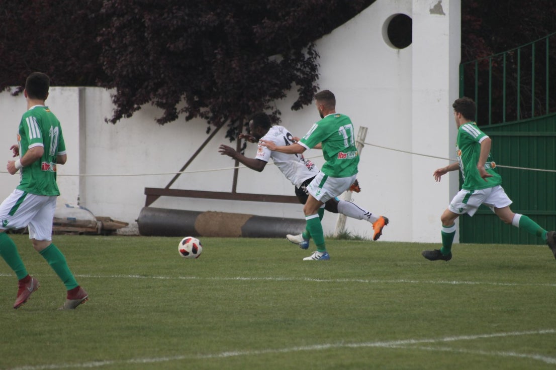 Imágenes del encuentro de la trigesimoprimera jornada de Tercera División disputado en el Municipal de San roque y que acabó con 1-2 (31-03-2019)