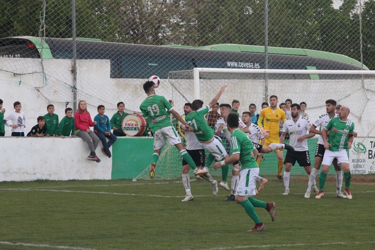 Imágenes del encuentro de la trigésimo primera jornada de Tercera División disputado en el Municipal de San roque y que acabó con 1-2 (31-03-2019)