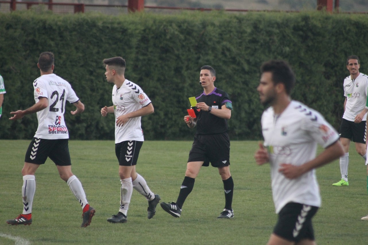 Imágenes del encuentro de la trigésimo primera jornada de Tercera División disputado en el Municipal de San roque y que acabó con 1-2 (31-03-2019)