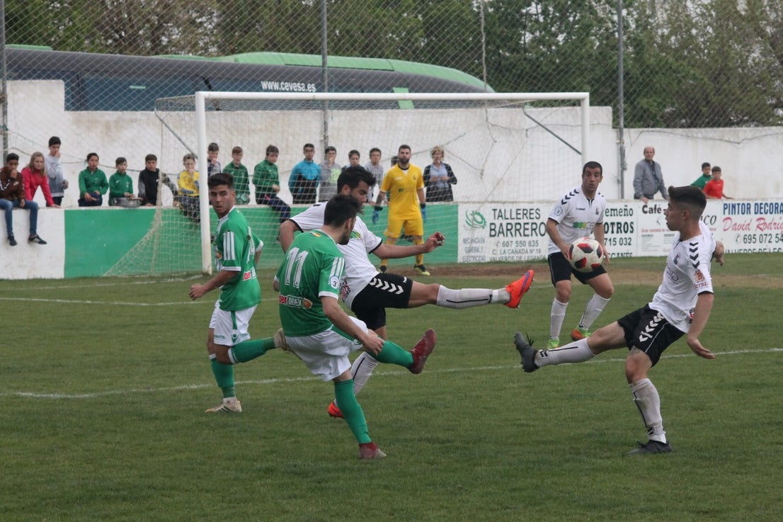 Imágenes del encuentro de la trigésimo primera jornada de Tercera División disputado en el Municipal de San roque y que acabó con 1-2 (31-03-2019)
