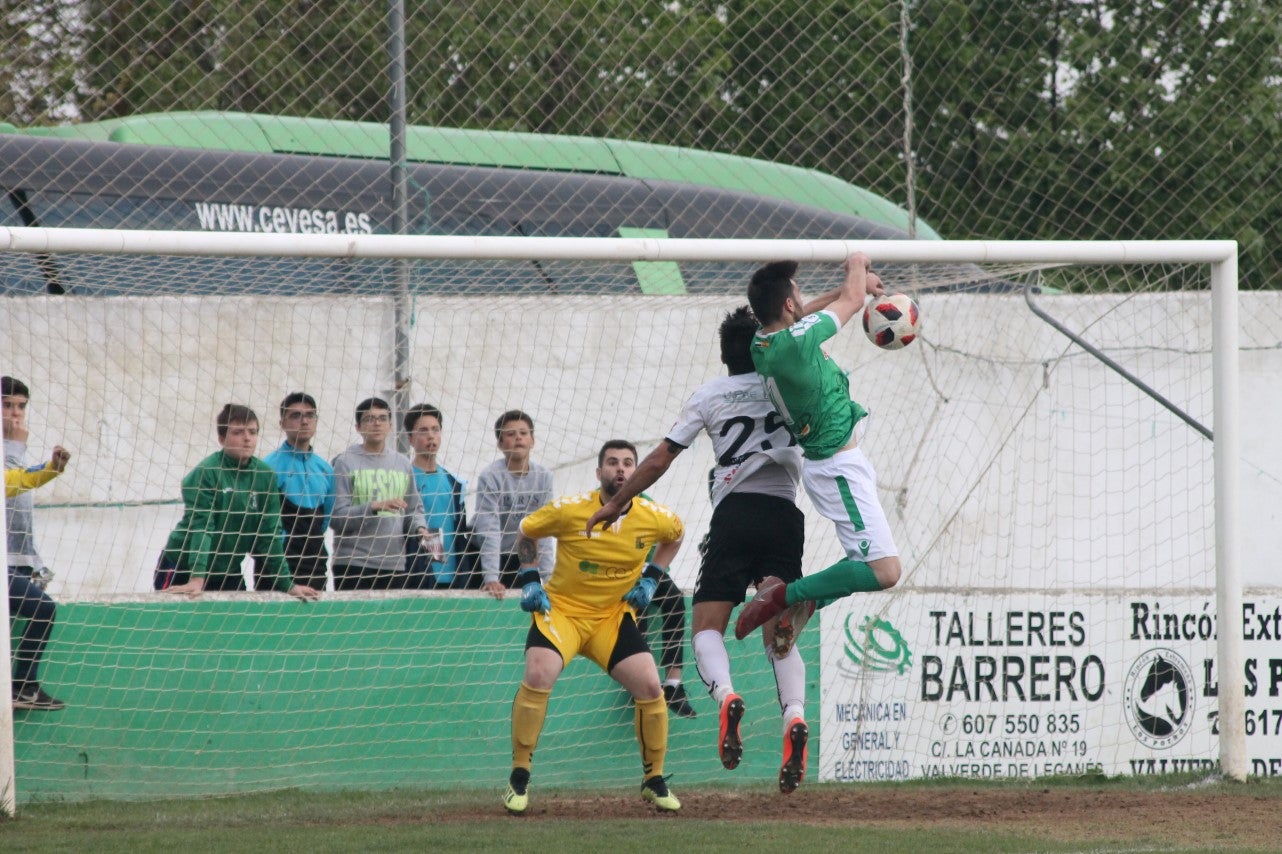 Imágenes del encuentro de la trigésimo primera jornada de Tercera División disputado en el Municipal de San roque y que acabó con 1-2 (31-03-2019)