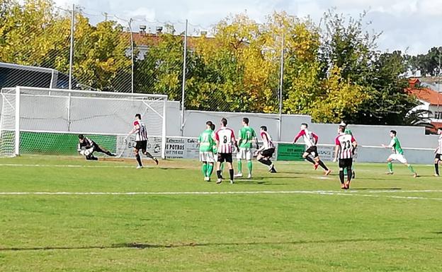 Imagen del encuentro de la primera vuelta entre el Racing Valverdeño y el Azuaga