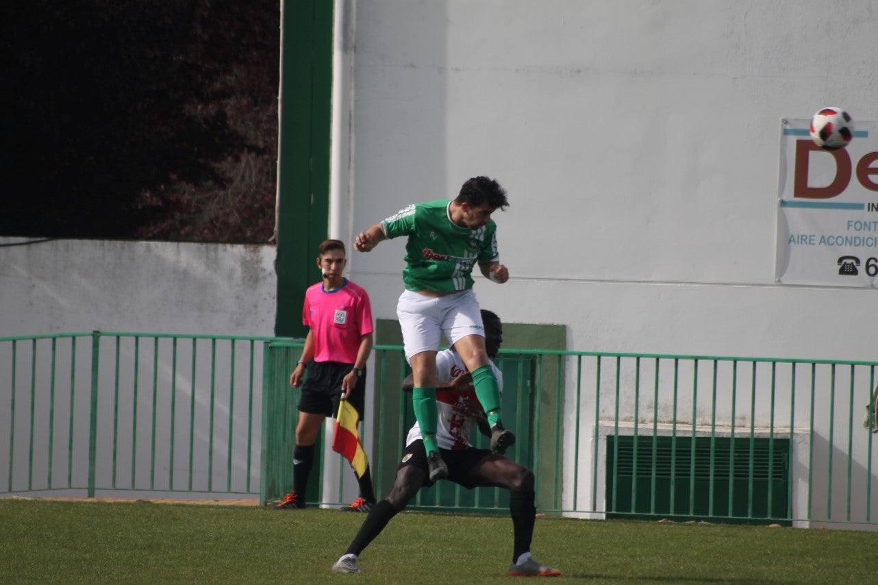 Imágenes del encuentro de la 33ª jornada de liga de la Tercera División disputado en el Municipal de San Roque y que finalizó con 2-1 (14-04-2019)