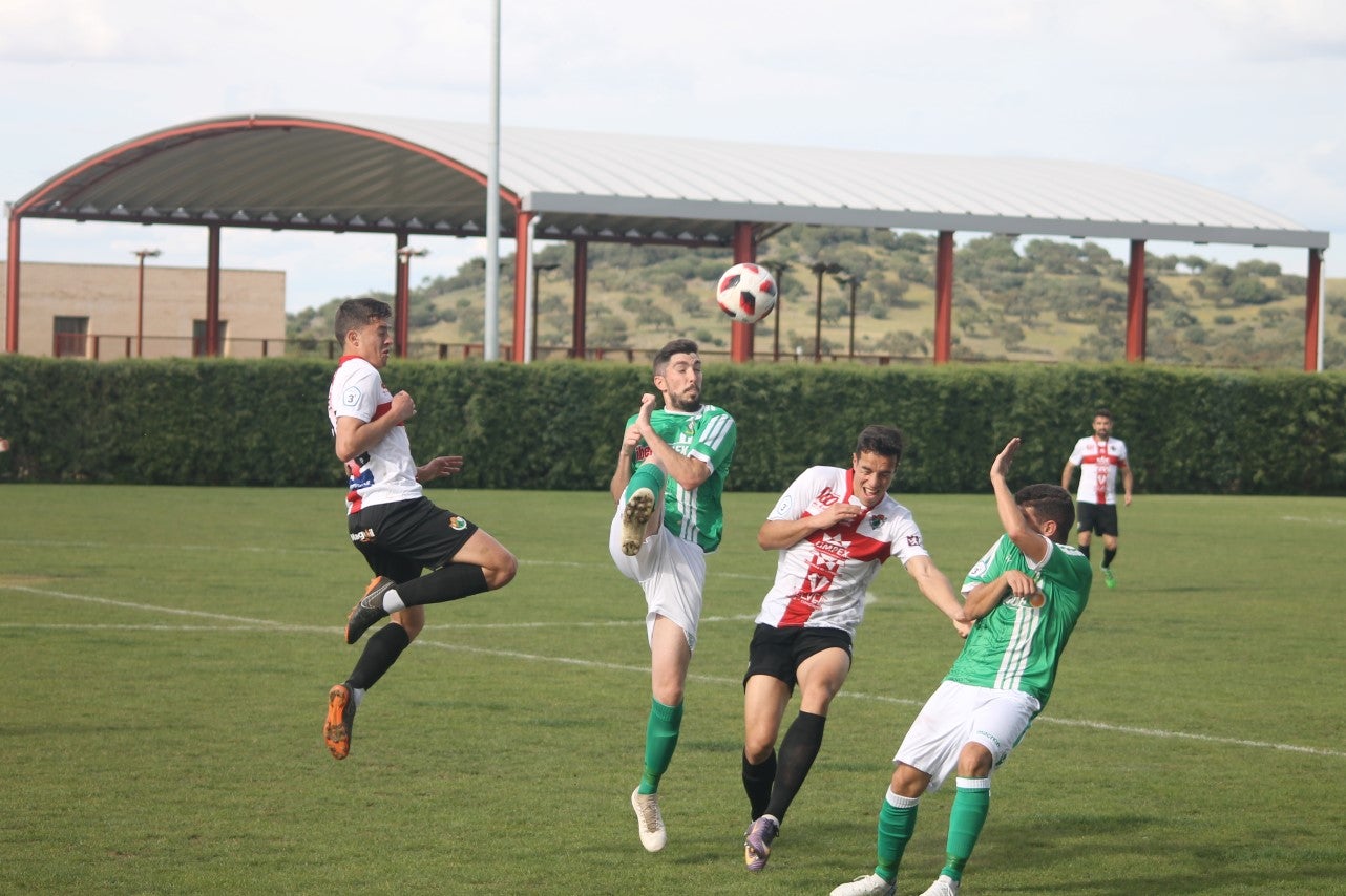Imágenes del encuentro de la 33ª jornada de liga de la Tercera División disputado en el Municipal de San Roque y que finalizó con 2-1 (14-04-2019)