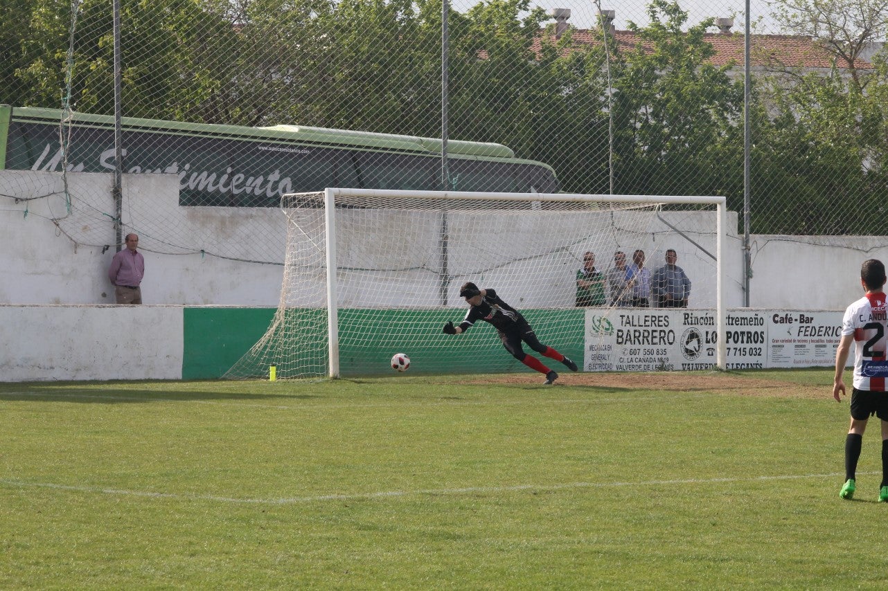 Imágenes del encuentro de la 33ª jornada de liga de la Tercera División disputado en el Municipal de San Roque y que finalizó con 2-1 (14-04-2019)