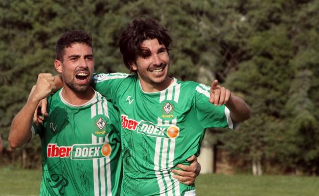 Galería. Uva y Balsera, autores de los goles valverdeños, celebran el tanto del segundo de ellos