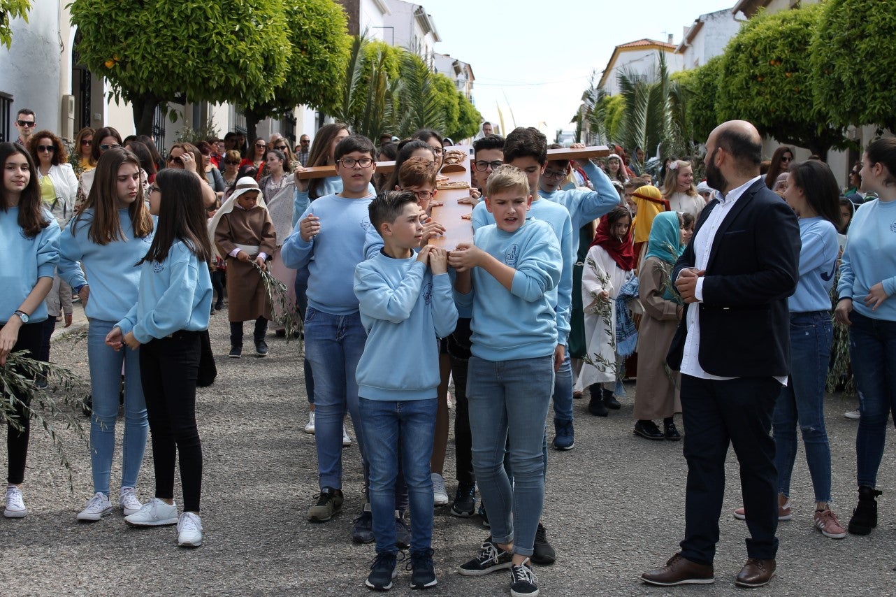 Algunas imágenes del Domingo de Ramos con la procesión de la Burrita como protagonista en el inicio de la Semana Santa en Valverde de Leganés (14-04-2019)