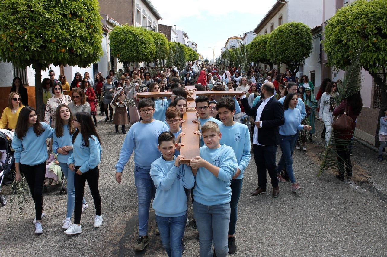 Algunas imágenes del Domingo de Ramos con la procesión de la Burrita como protagonista en el inicio de la Semana Santa en Valverde de Leganés (14-04-2019)