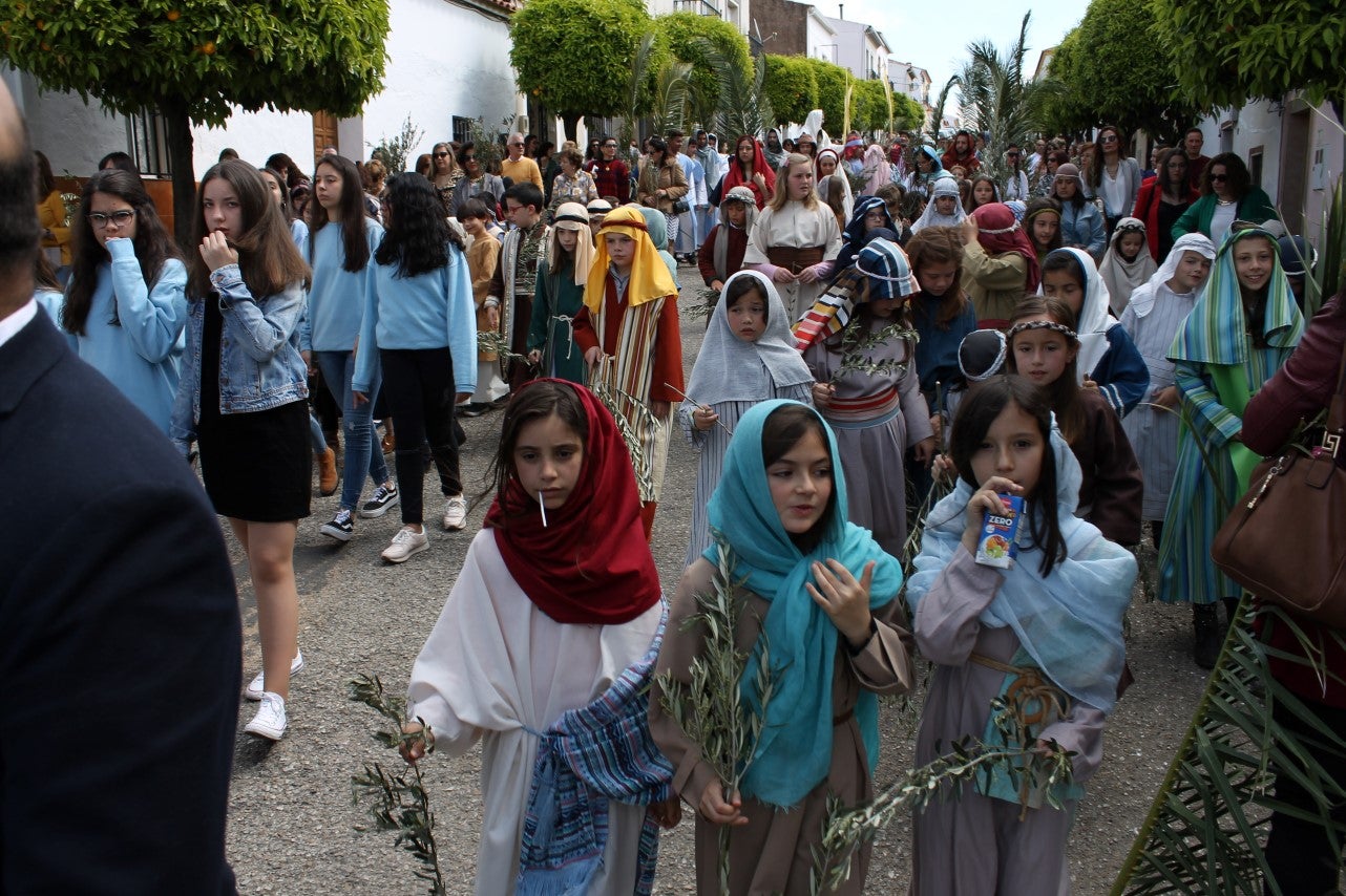 Algunas imágenes del Domingo de Ramos con la procesión de la Burrita como protagonista en el inicio de la Semana Santa en Valverde de Leganés (14-04-2019)
