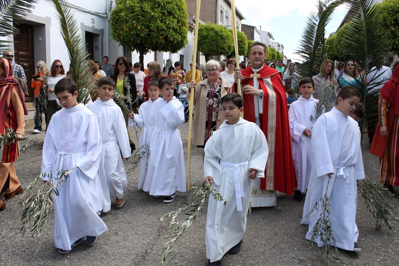 Algunas imágenes del Domingo de Ramos con la procesión de la Burrita como protagonista en el inicio de la Semana Santa en Valverde de Leganés (14-04-2019)