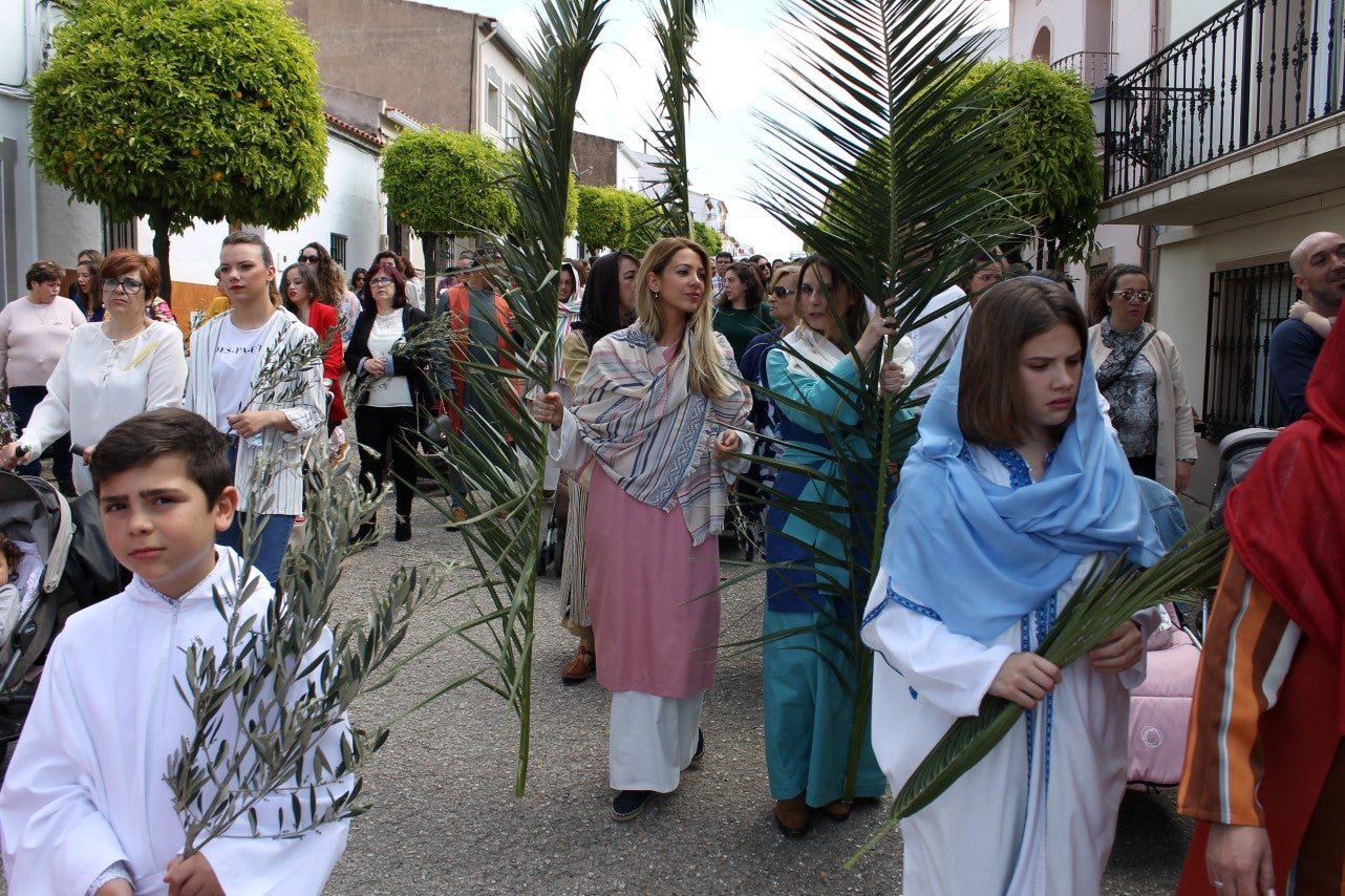 Algunas imágenes del Domingo de Ramos con la procesión de la Burrita como protagonista en el inicio de la Semana Santa en Valverde de Leganés (14-04-2019)