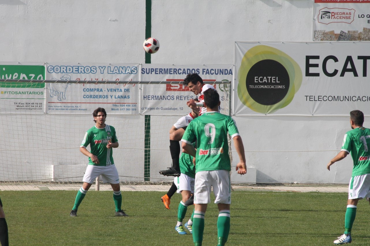 Imágenes del encuentro de la 33ª jornada de liga de la Tercera División disputado en el Municipal de San Roque y que finalizó con 2-1 (14-04-2019)