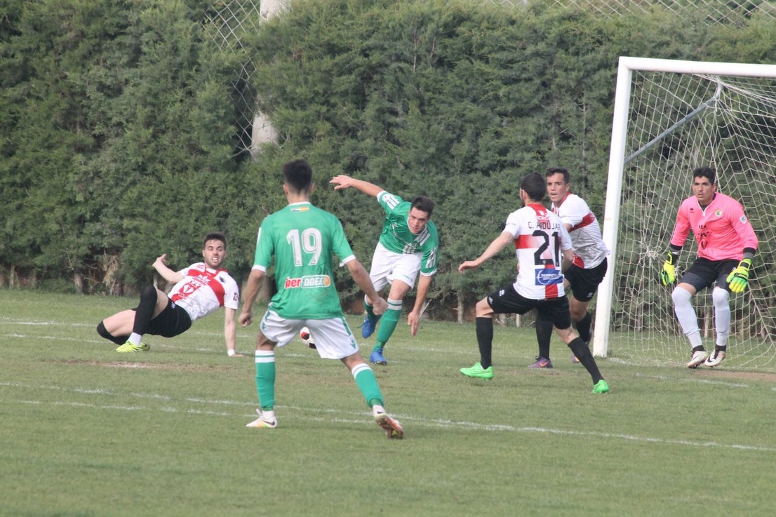 Imágenes del encuentro de la 33ª jornada de liga de la Tercera División disputado en el Municipal de San Roque y que finalizó con 2-1 (14-04-2019)