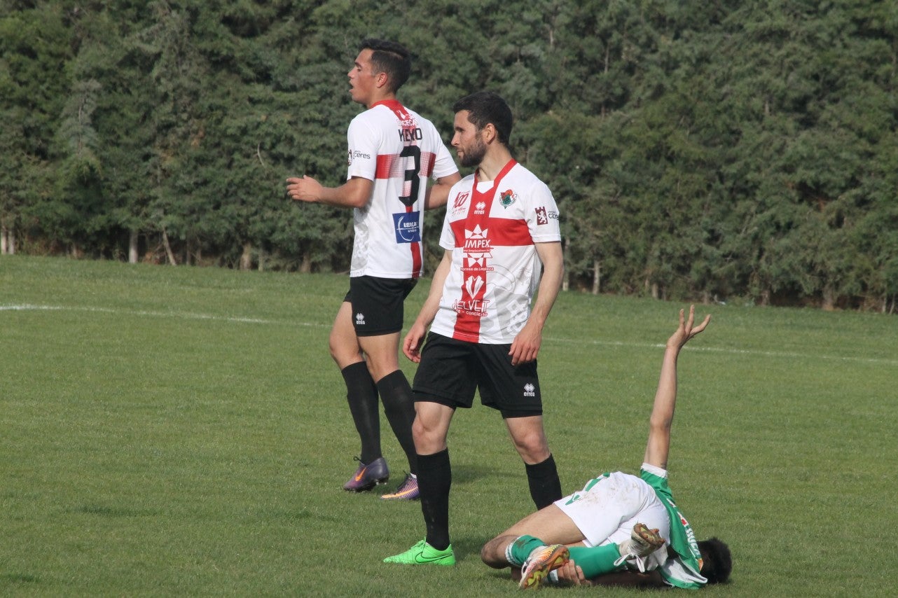 Imágenes del encuentro de la 33ª jornada de liga de la Tercera División disputado en el Municipal de San Roque y que finalizó con 2-1 (14-04-2019)