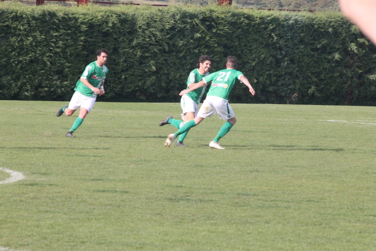 Imágenes del encuentro de la 33ª jornada de liga de la Tercera División disputado en el Municipal de San Roque y que finalizó con 2-1 (14-04-2019)