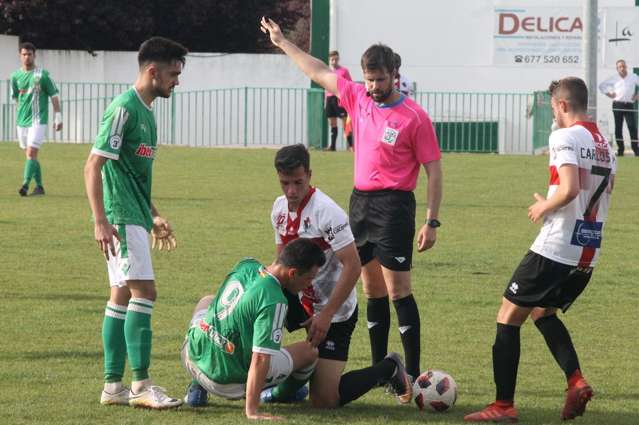 Imágenes del encuentro de la 33ª jornada de liga de la Tercera División disputado en el Municipal de San Roque y que finalizó con 2-1 (14-04-2019)
