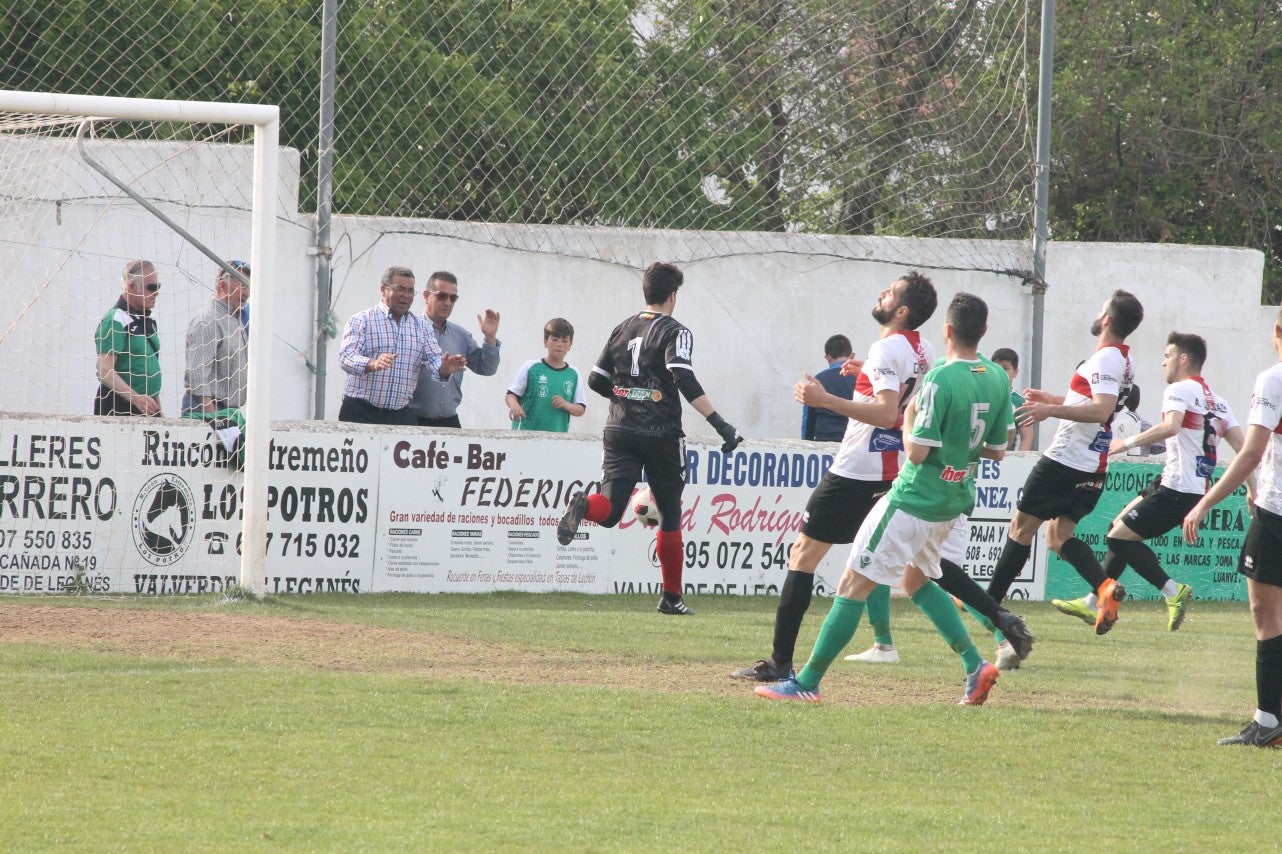 Imágenes del encuentro de la 33ª jornada de liga de la Tercera División disputado en el Municipal de San Roque y que finalizó con 2-1 (14-04-2019)